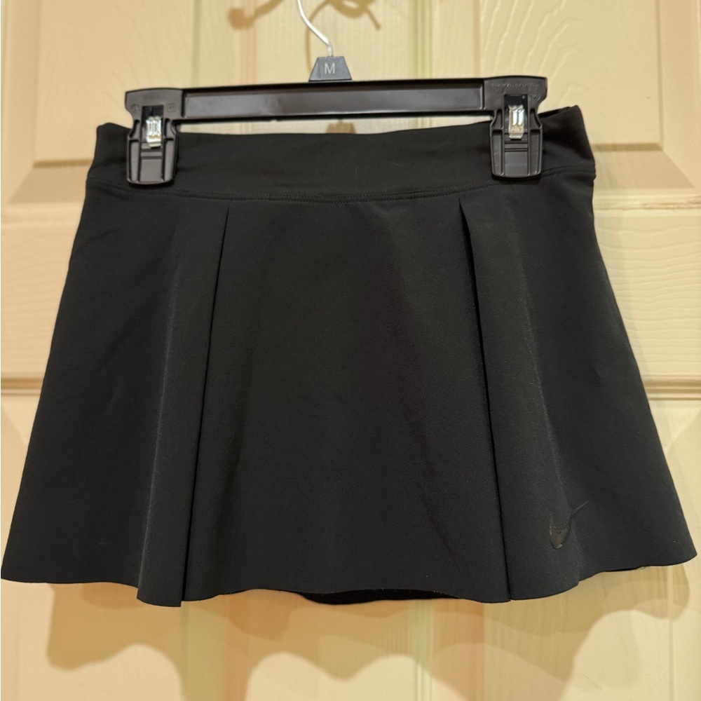 Black Nike golf skort